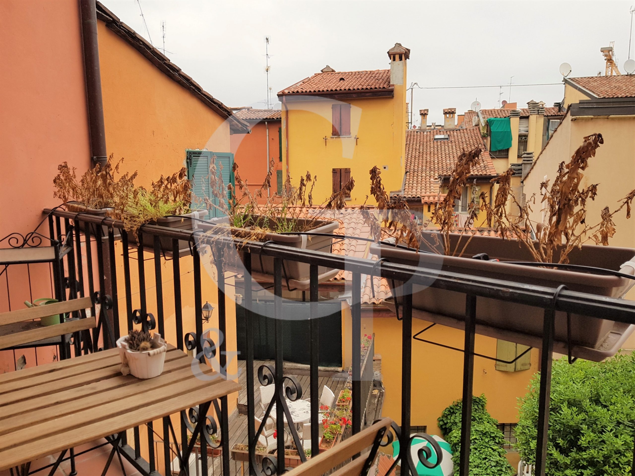 Bologna, Loft con balcone (V.lo del Falcone – Centro) – Affitto breve