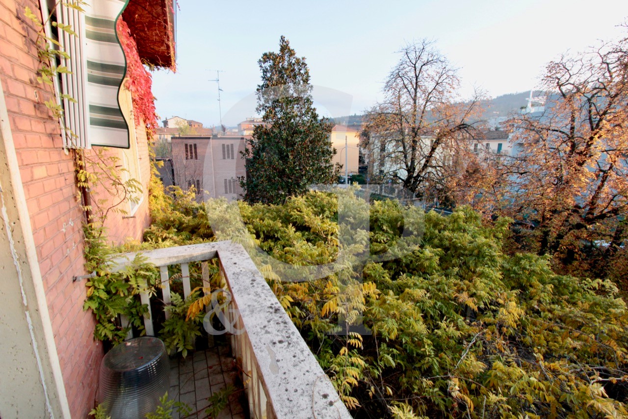 Bologna, Appartamento in villa con balcone (Via della Barca) – Vendita
