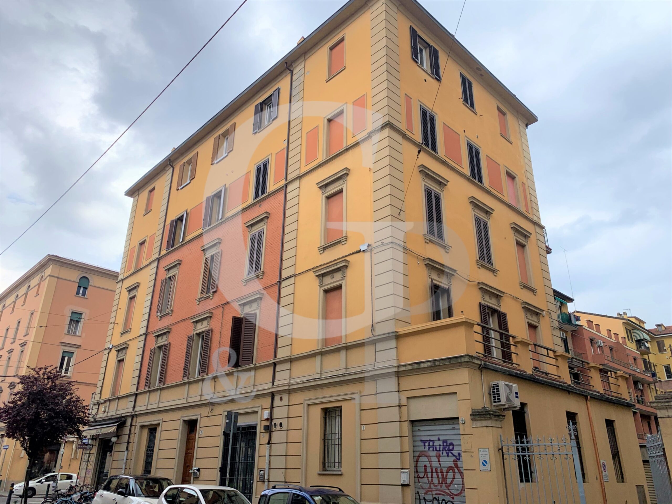 Bologna, Autorimesse in cortile condominiale (Via Col di Lana, Saffi) – Vendita