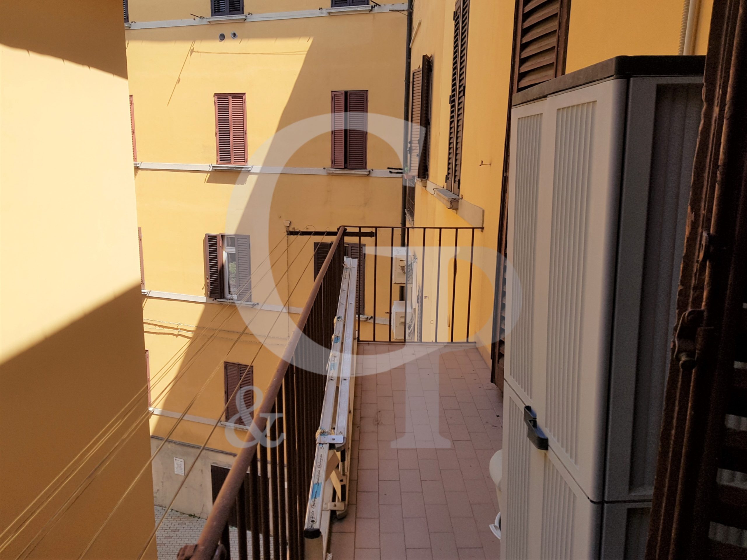 Bologna, Ampio appartamento con balcone (Via Ercolani, centro) – Vendita