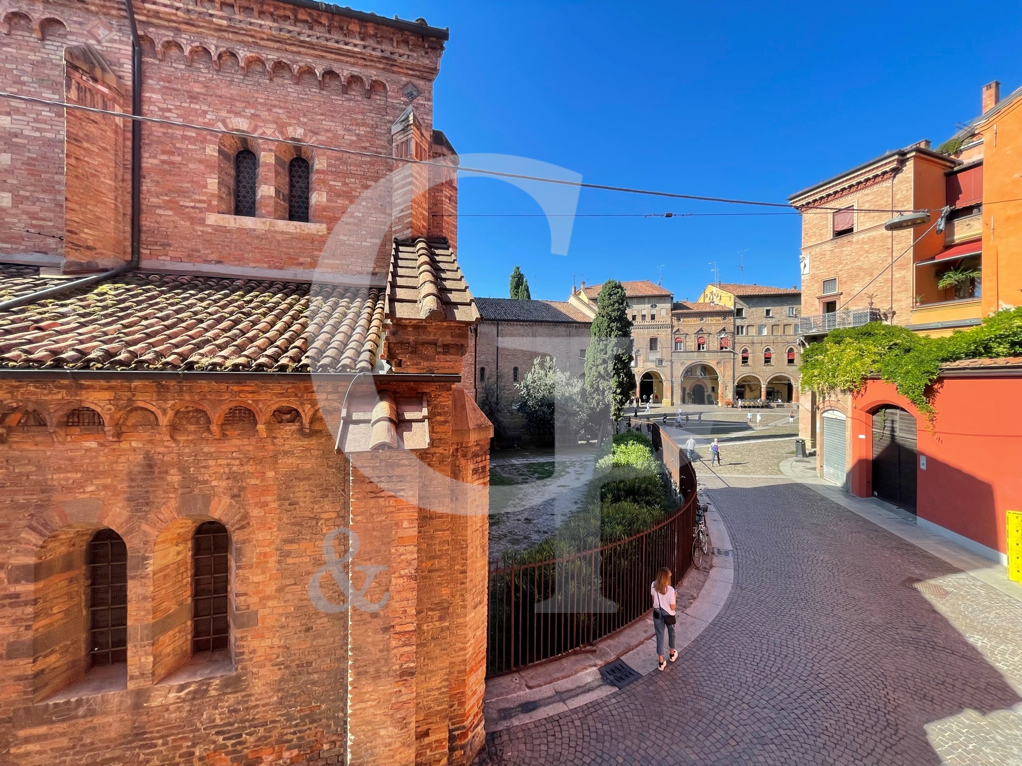 Bologna, Affascinante appartamento con vista Basilica di Santo Stefano (Via Santa, centro) – Vendita