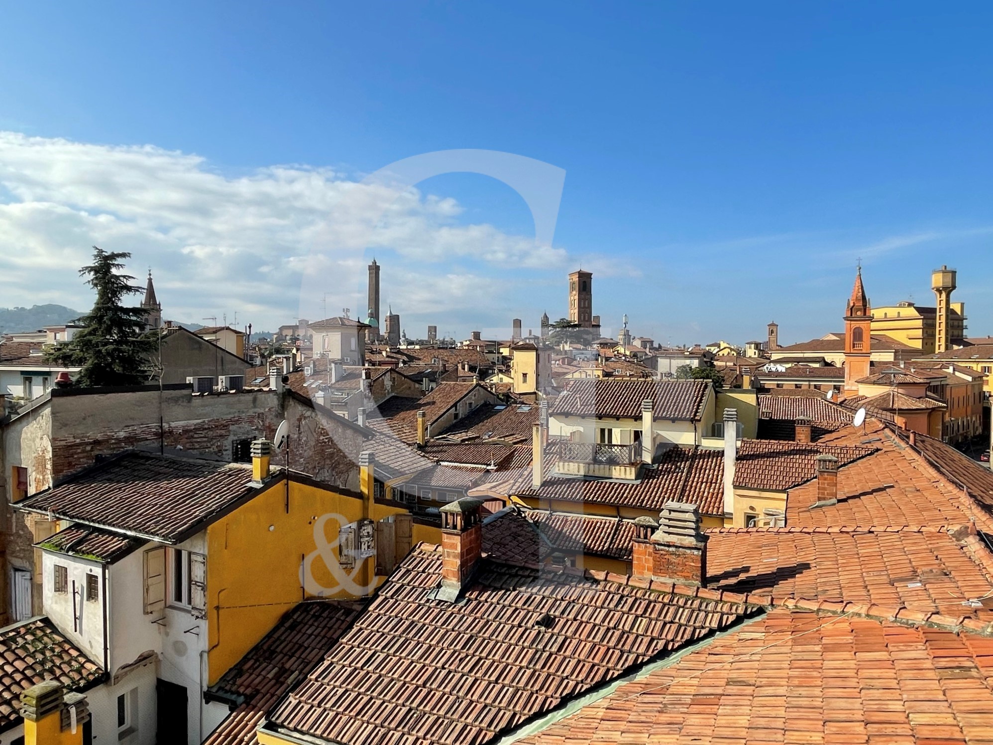 Bologna, Attico con terrazzo panoramico (Via Belmeloro, centro storico) – Vendita