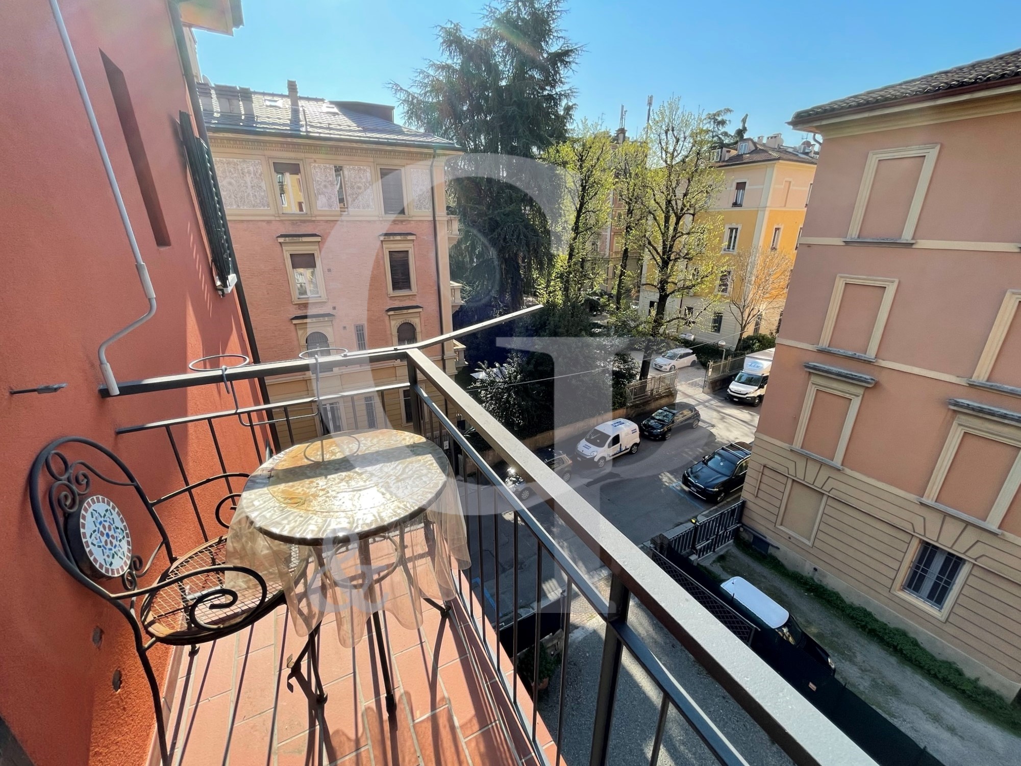 Bologna, Ampio appartamento con balcone (Via Solferino, centro) – Vendita