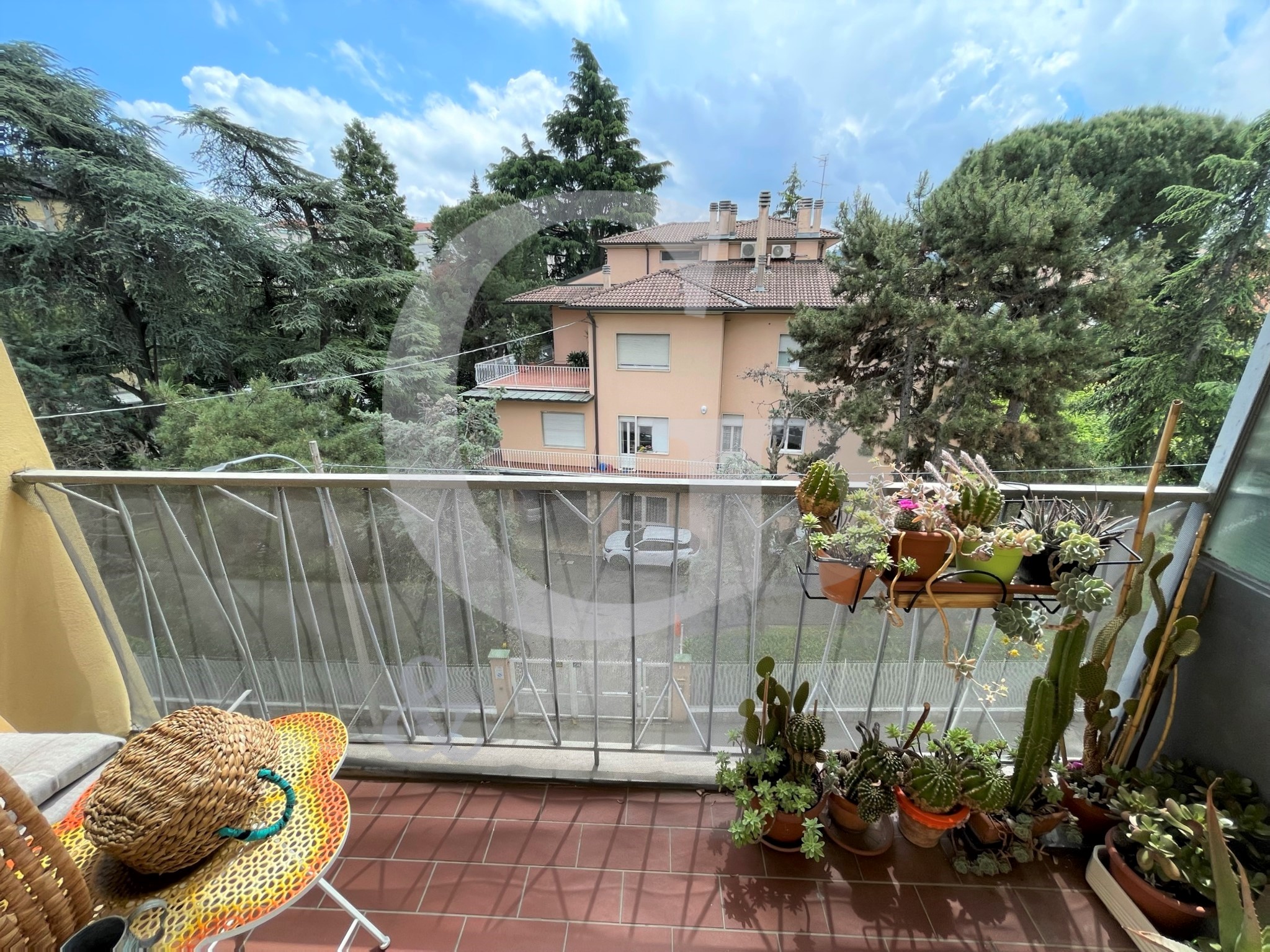 Bologna, Ampio appartamento con doppio balcone (Via Villari, Toscana) – Vendita